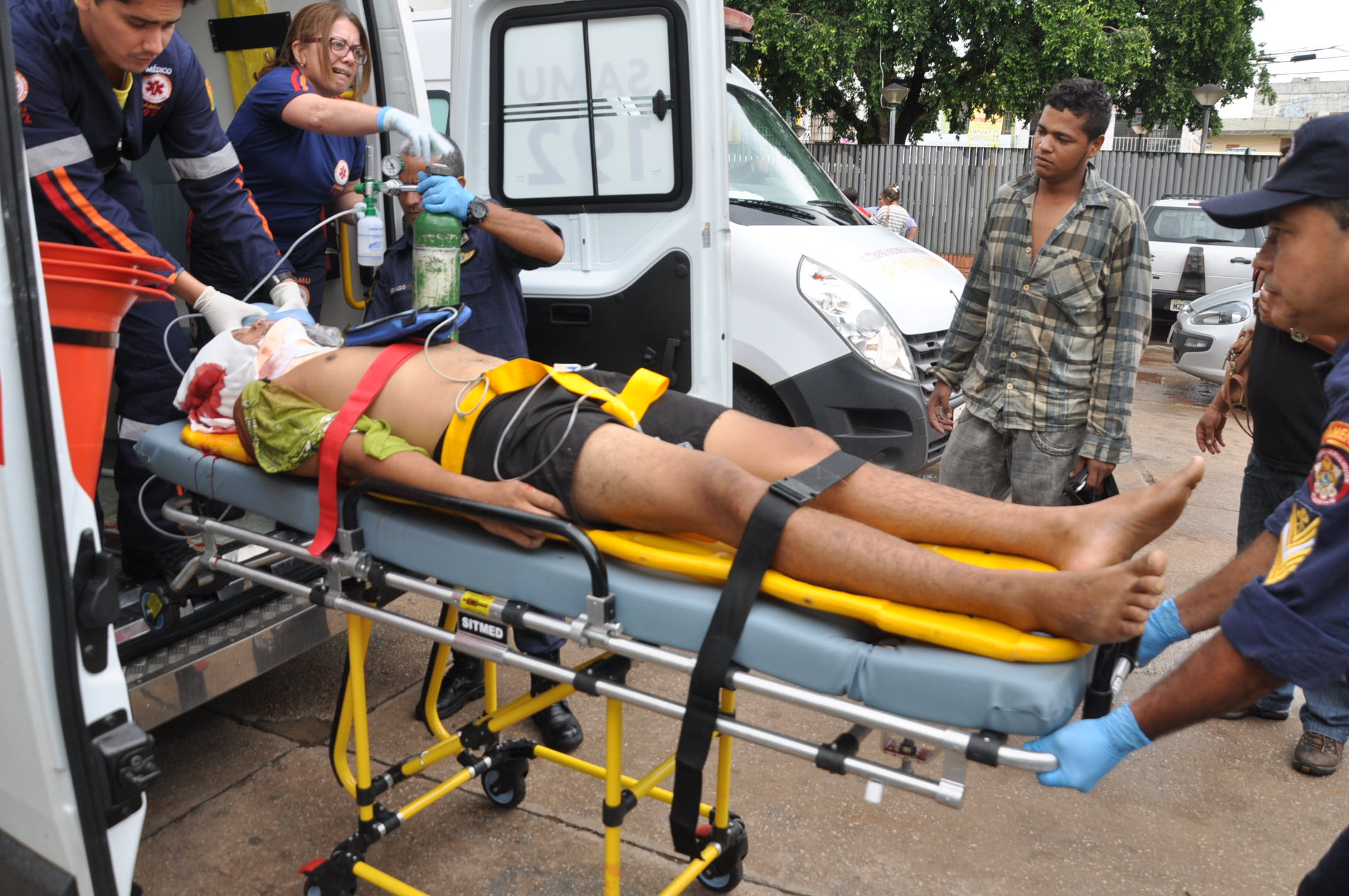 Jovem leva tiros na cabeça, no pescoço e na barriga durante atentado na Vila Acre