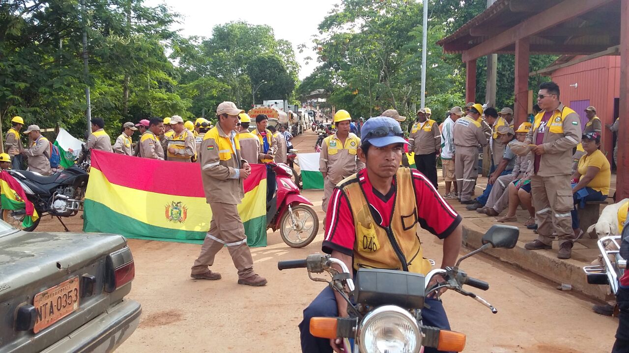 Bolivianos fecham pontes de acesso a Cobija por medo de não receberem salários