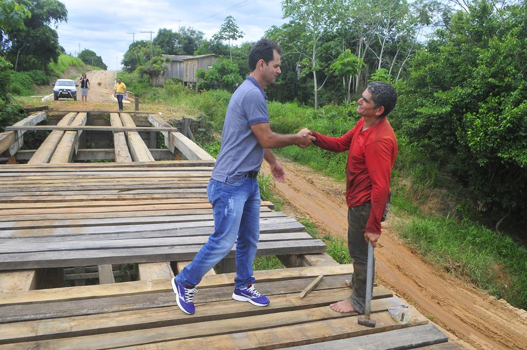Prefeitura de Sena constrói ponte sobre o igarapé Cafezal; Mano Rufino vistoria a obra