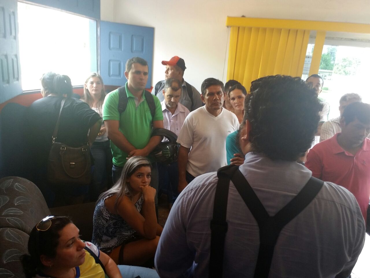 Servidores da Saúde demitidos em Capixaba invadem prefeitura em busca de explicações