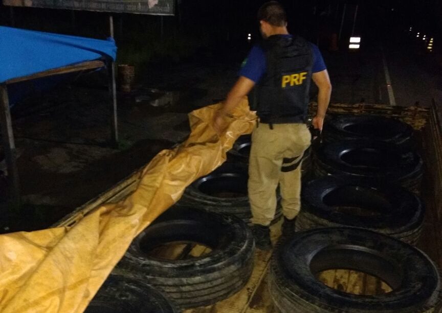Operação da Polícia Rodoviária Federal apreende caminhão do Depasa com contrabando de pneus