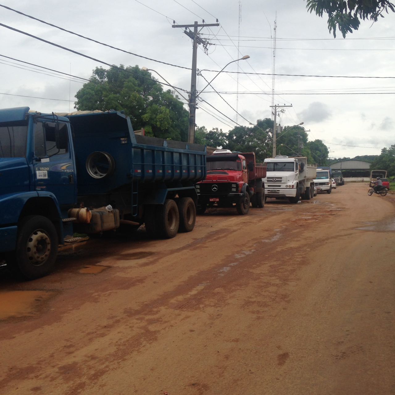Caçambeiros da Emurb fecham rua e protestam contra salários até quatros meses atrasados