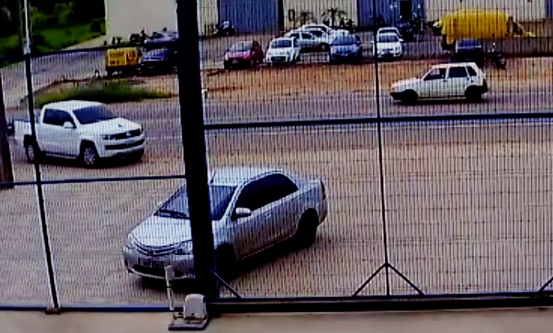 Vídeo registra o momento em que motociclista bate contra caminhonete e morre