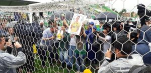 esposa-do-goleiro-danilo-leticia-vai-ao-gol-no-qual-o-arqueiro-fez-a-fatidica-defesa-da-classificacao-no-fim-do-velorio-1480785747282_615x300