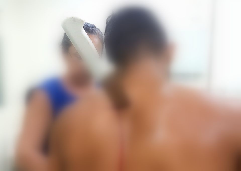 Jovem fica com faca cravada nas costas após ser atacado em sua casa, em Tarauacá