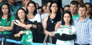 familias-das-vitimas-acompanha-retirada-dos-caixoes-de-avioes-da-fab-1480768088173_615x300