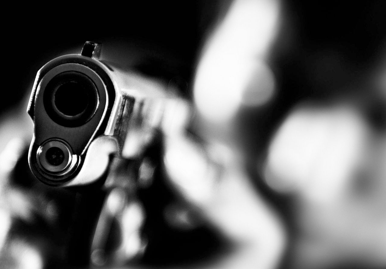Criminosos atiram na cabeça de policial militar e roubam arma durante assalto em Rio Branco