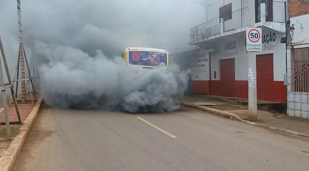 Ônibus sofre pane elétrica e pega fogo no bairro Raimundo Melo em Rio Branco