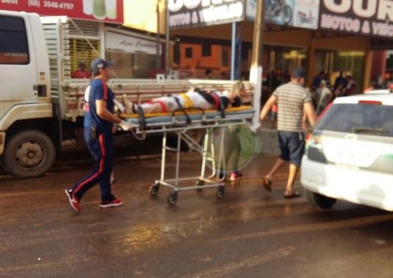 Motorista perde controle de caminhão em ladeira e atropela três pessoas