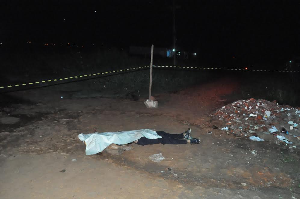 Homem é executado no meio da rua com 6 tiros no bairro João Eduardo ll; polícia investiga caso