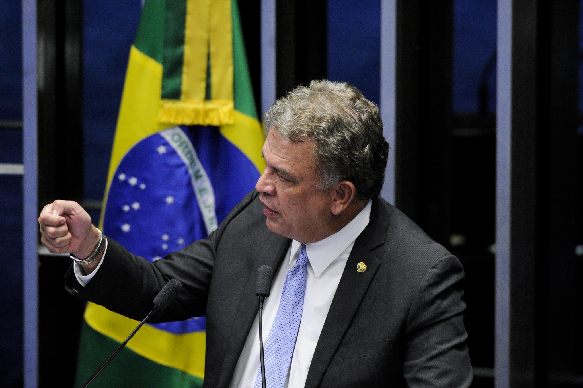 Petecão vota a favor do reajuste salarial para Polícias Federal e Rodoviária