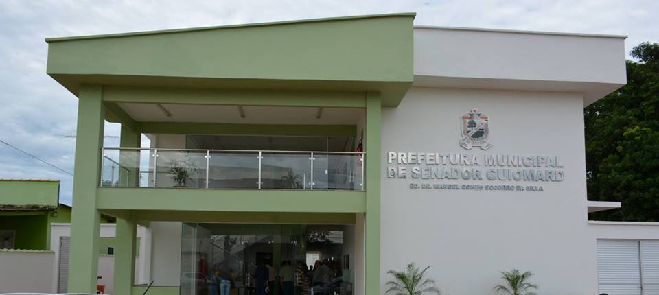 Chuva alaga corredor da nova sede da prefeitura de Senador Guiomard inaugurada há menos de 1 mês