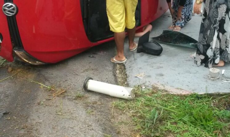Carro capota e deixa uma mulher ferida em Cruzeiro do Sul