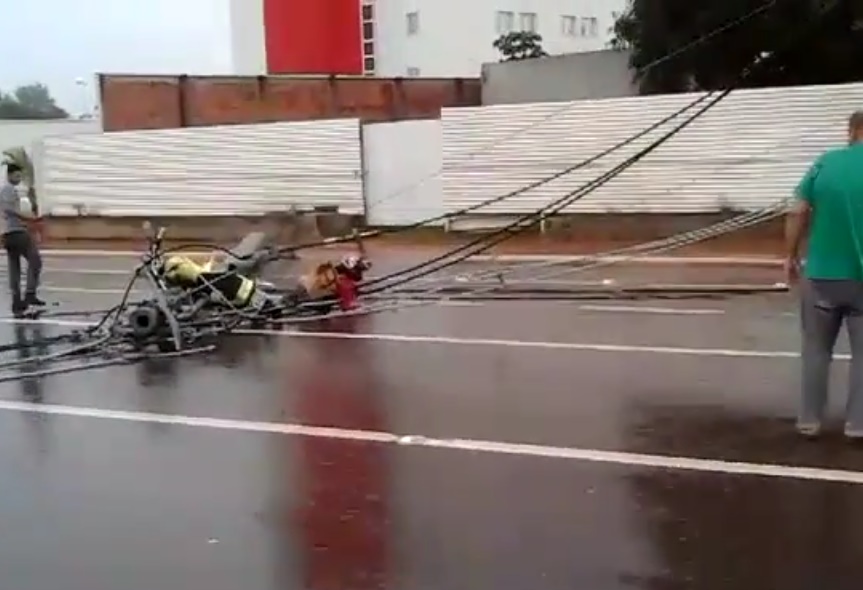 Vídeo: poste cai em cima de mototaxista durante forte chuva em Rio Branco