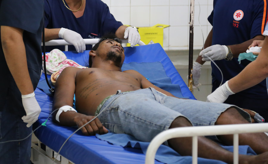 Jovem é baleado no pescoço e ombro por motoqueiro durante possível acerto de contas