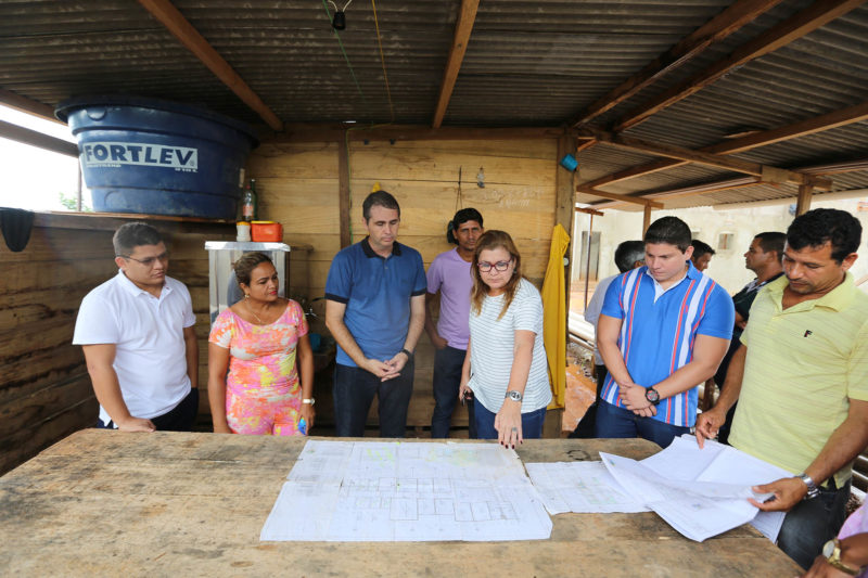 Mesmo sob forte chuva, Marcus Alexandre visita obras da UBS do Residencial Mutambo