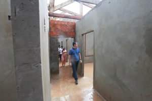Mesmo sob forte chuva, Marcus Alexandre visita obras da UBS do Residencial Mutambo