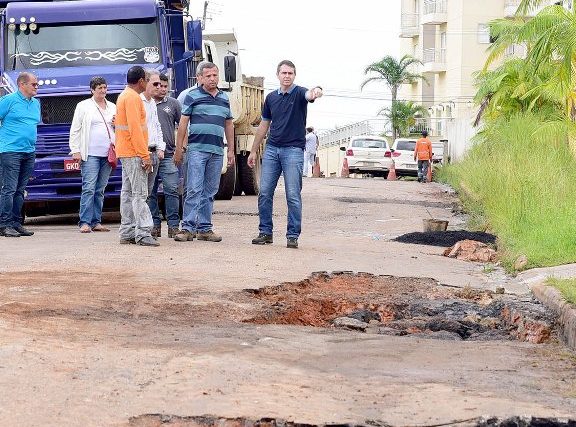 Prefeitura intensifica recuperação viária em diversos bairros durante feriado prolongado