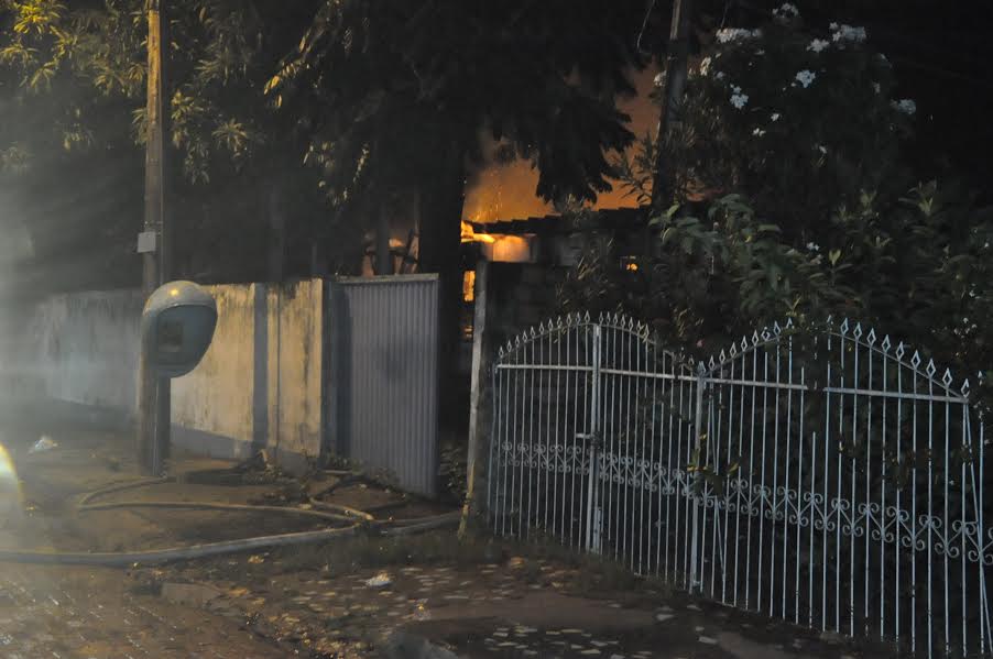 Incêndio consome casa no bairro do Bosque na noite desta terça-feira e assusta moradores; ninguém ficou ferido