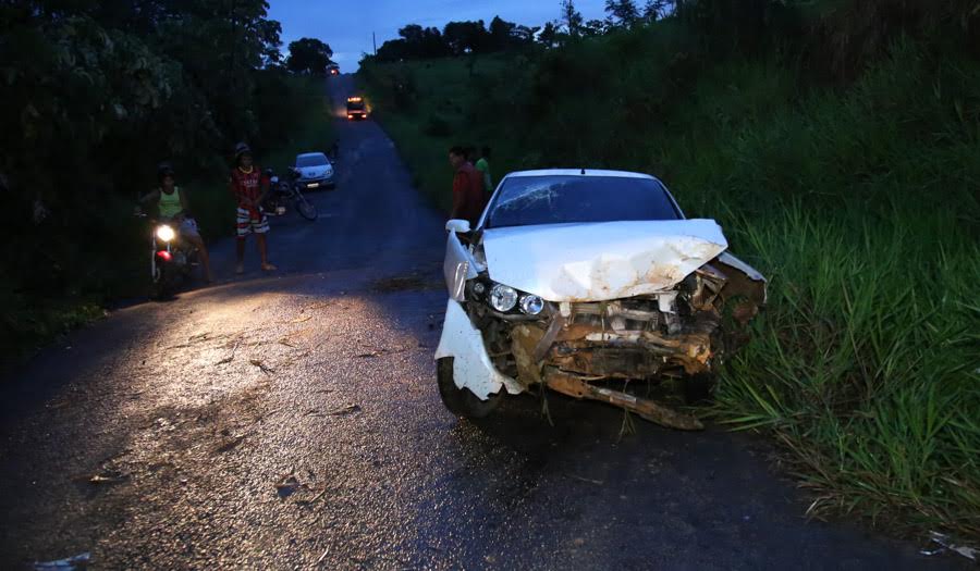 Casal sai ferido após carro bater em barranco na zona rural de Epitaciolândia