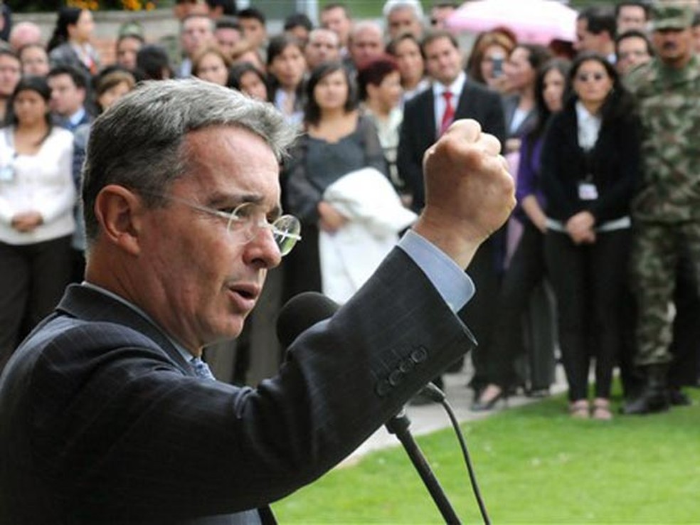 Ex-presidente da Colômbia se defende em caso Odebrecht