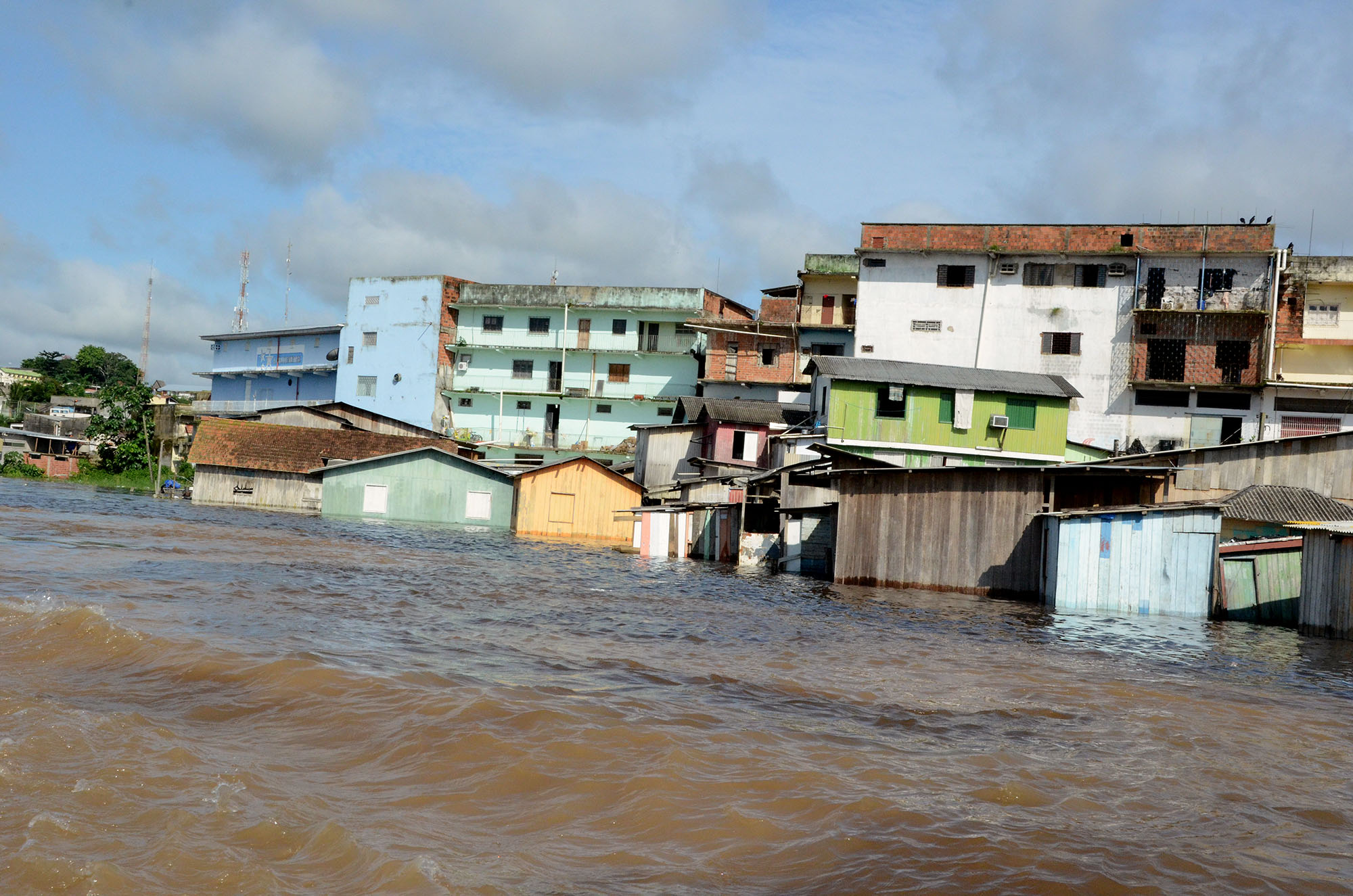 Cheia devastadora do Rio Juruá continua e previsão é de mais chuvas nos próximos dias