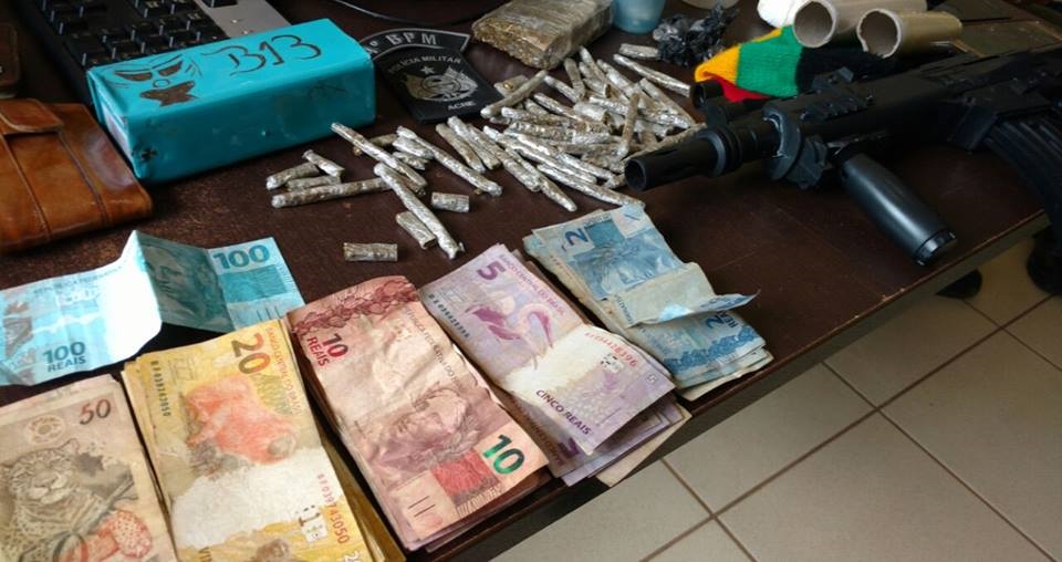 Trio é preso pela Polícia Militar com metralhadora de brinquedo e drogas no bairro Conquista