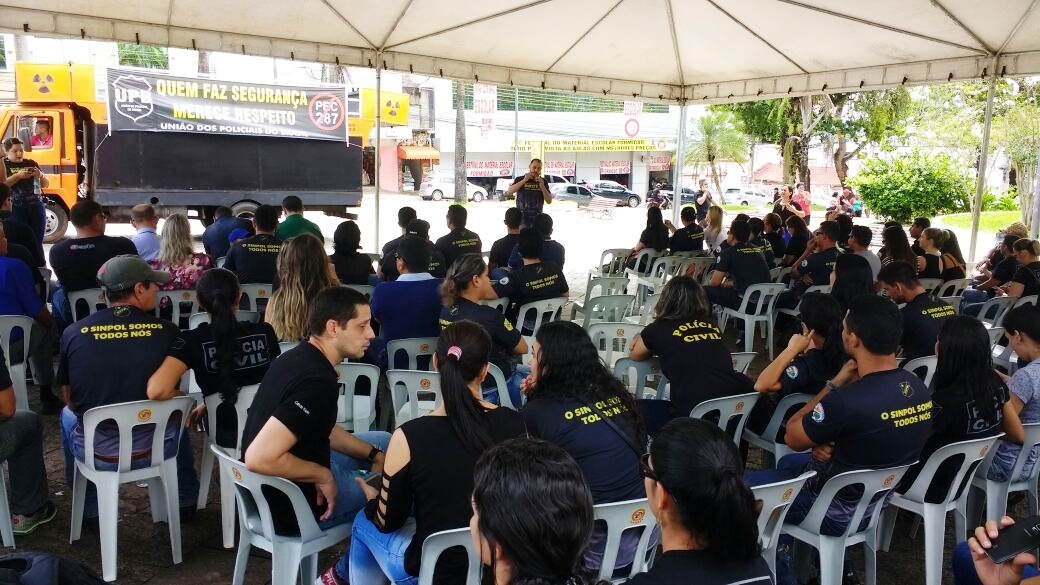 Policiais civis realizam manifestação contra PEC da previdência em frente ao Palácio Rio Branco