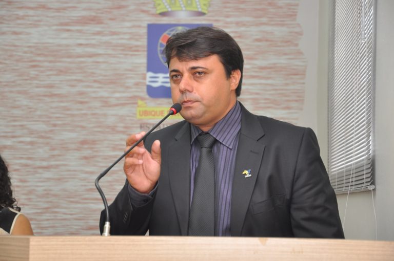 “Amanhã toco outra vida”, diz vereador Clezio Moreira, após despedida na Câmara