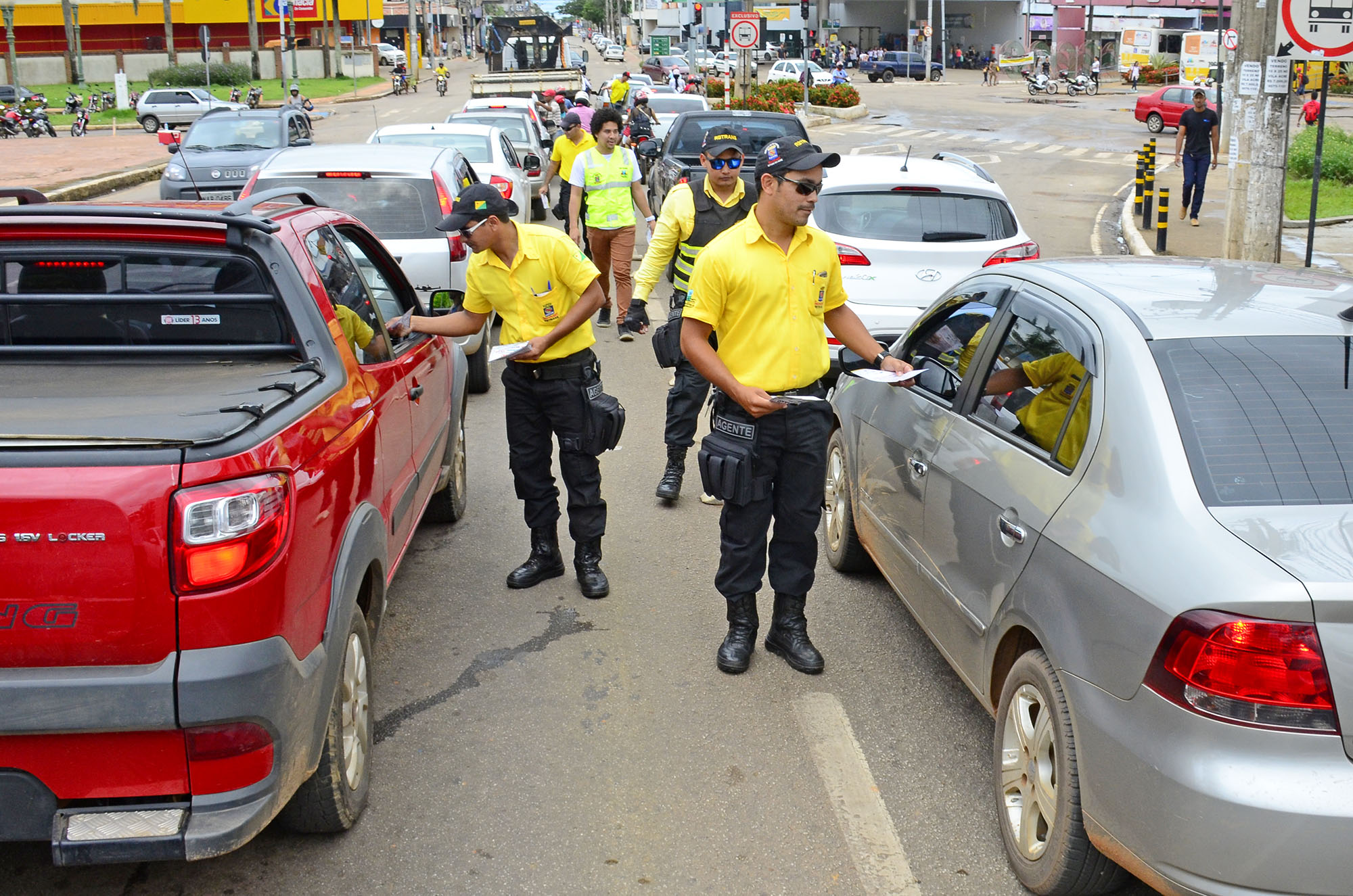 Detran, RBTrans e outras secretarias realizam blitz educativa no centro de Rio Branco
