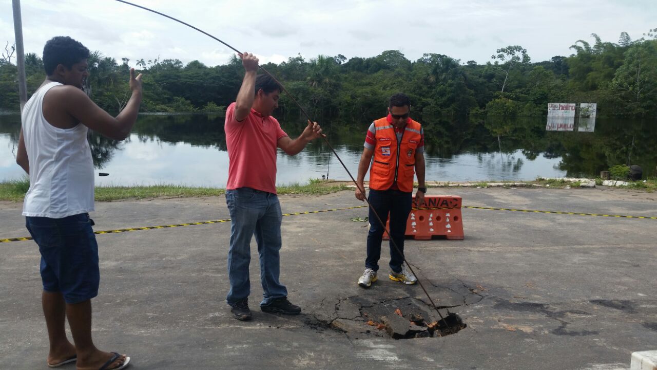 Por causa da água: Deracre isola área e tráfego na pista do Igarapé Preto é alterado