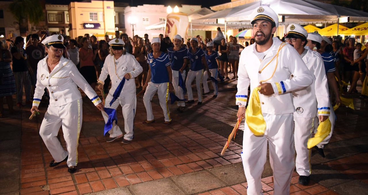 Marujada, ensaio de bateria e folia nos bairros agitam noites de Carnaval na Capital