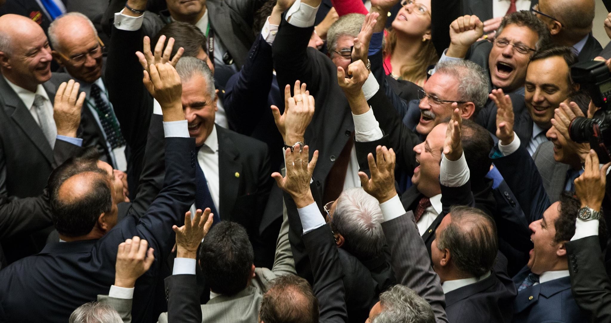Mesmo no recesso, deputados gastam R$ 10 milhões com verba pública que custeia propaganda e viagens