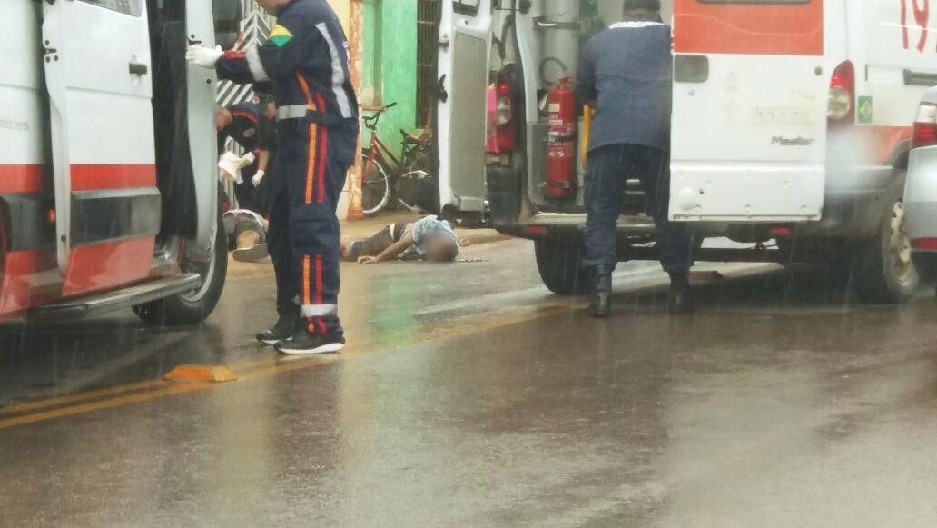 Homem morre após ser atropelado por motocicleta e arremessado a mais de 20 metros de distância
