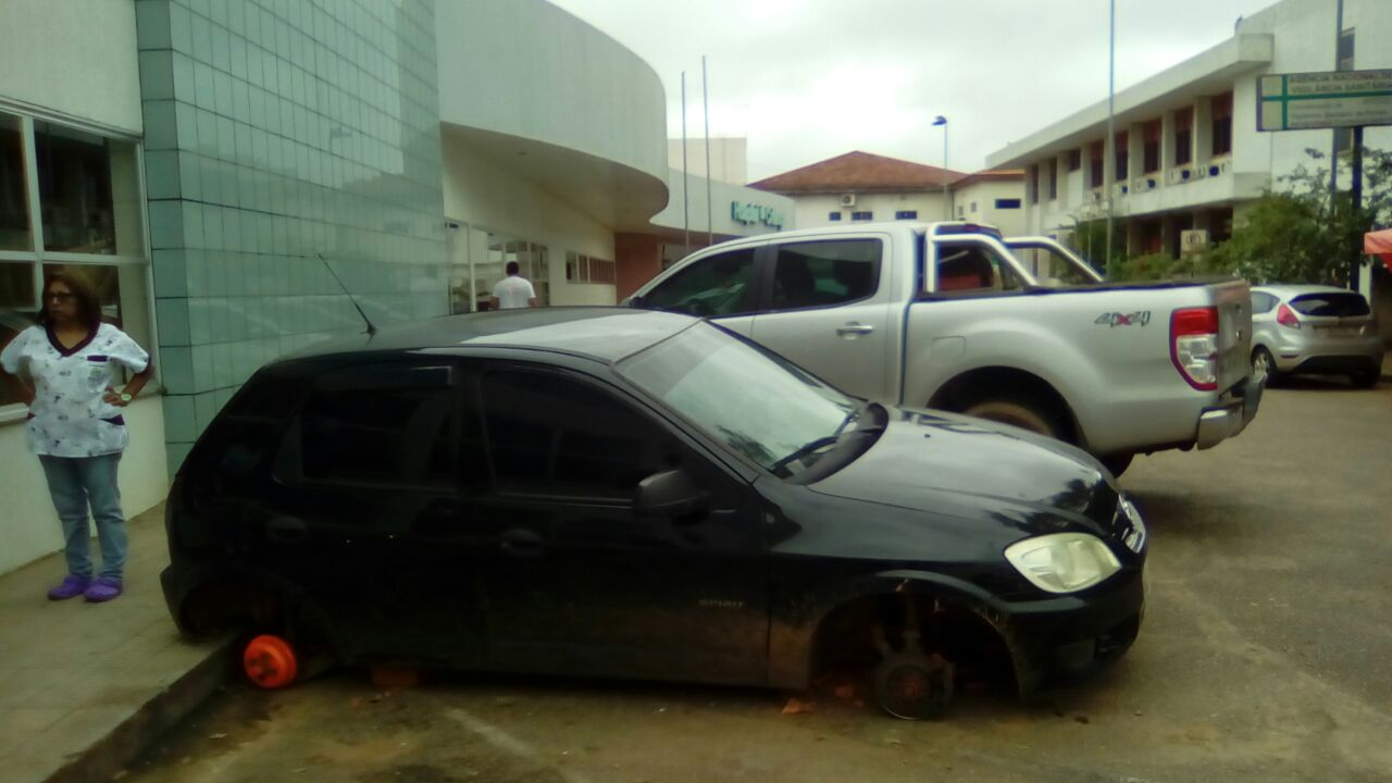 Carro tem rodas furtadas durante a madrugada em frente do Hospital da Criança de Rio Branco