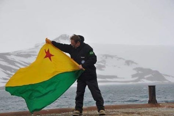 Pesquisador brasileiro crava bandeira acreana na Antártica e diz: “Mais que um símbolo, um ideal de vida”