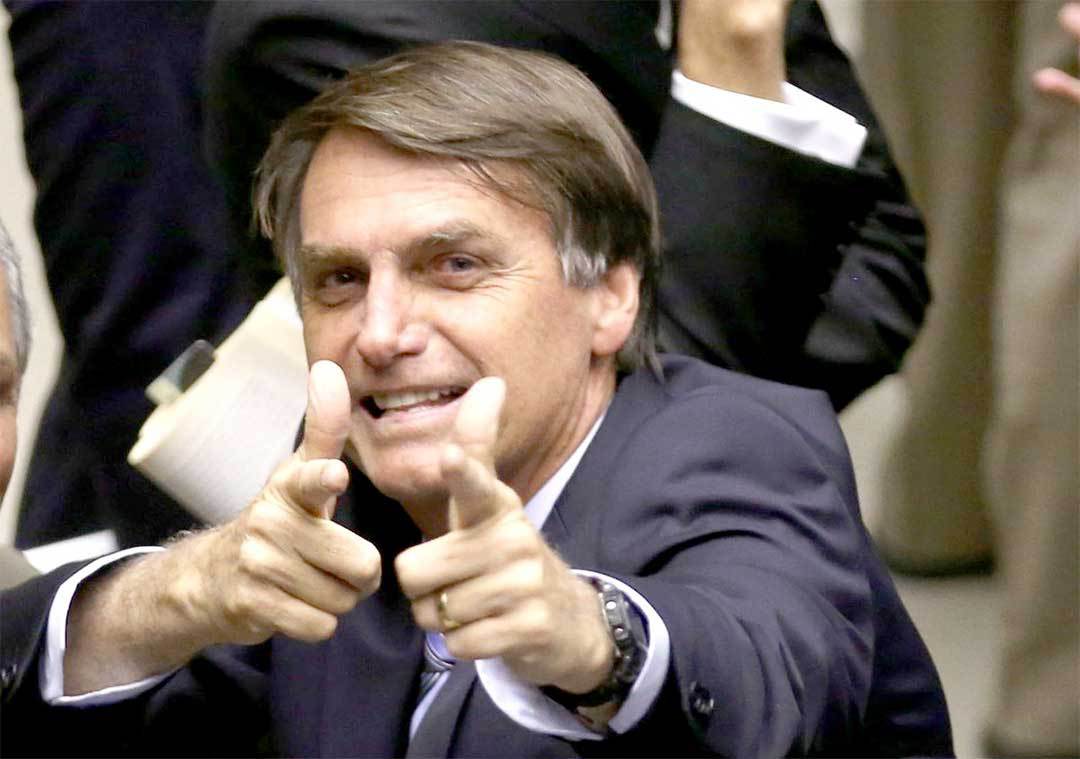 Contrários a Bolsonaro picham outdoor e caracterizam o pré-candidato como nazista
