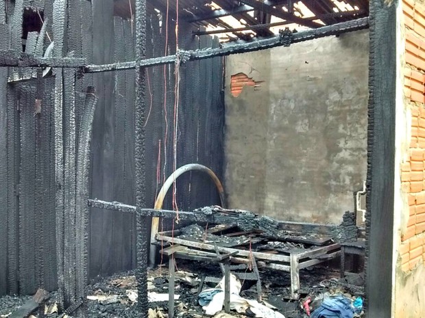 Família tem casa incendiada e suspeita de vingança por ter expulsado usuários de drogas do local