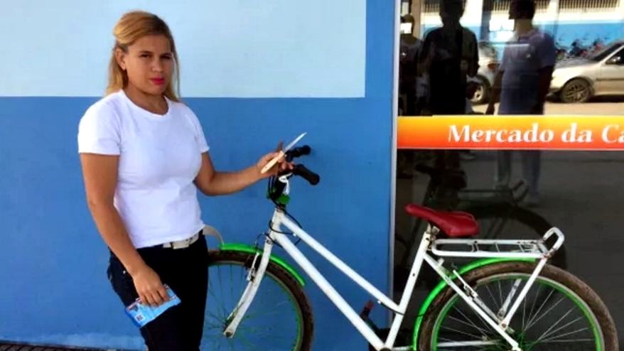 Mulher é assaltada, troca socos com bandidos e fica com bicicleta da dupla