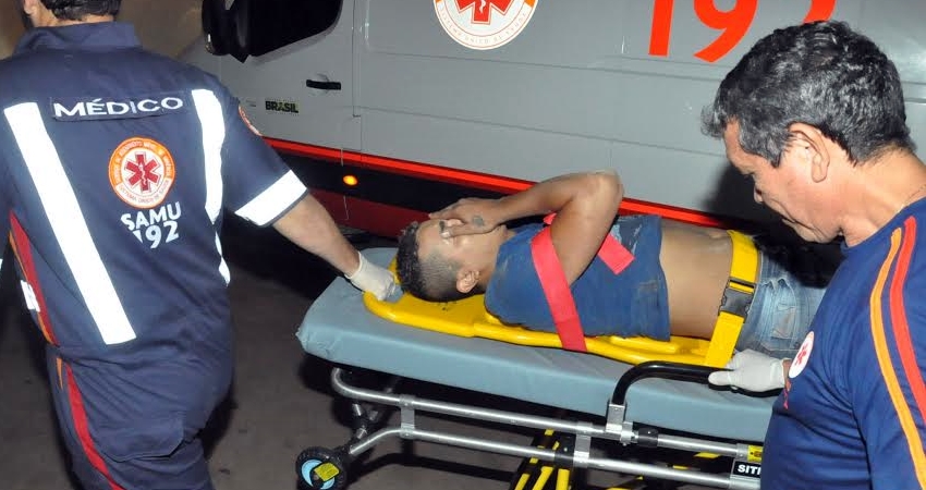 Bandidos tentam matar motociclista atropelado no Mocinha Magalhães; vítima teve a perna quebrada