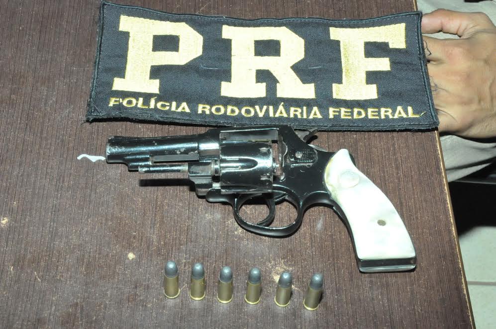 Barreira da PRF, Exército e Polícia Militar na BR-364 consegue prender mulher com revólver municiado