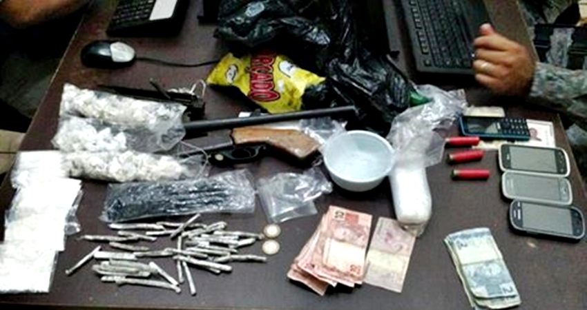Quadrilha é presa pela Polícia Militar com arma de fogo e drogas na Baixada da Habitasa