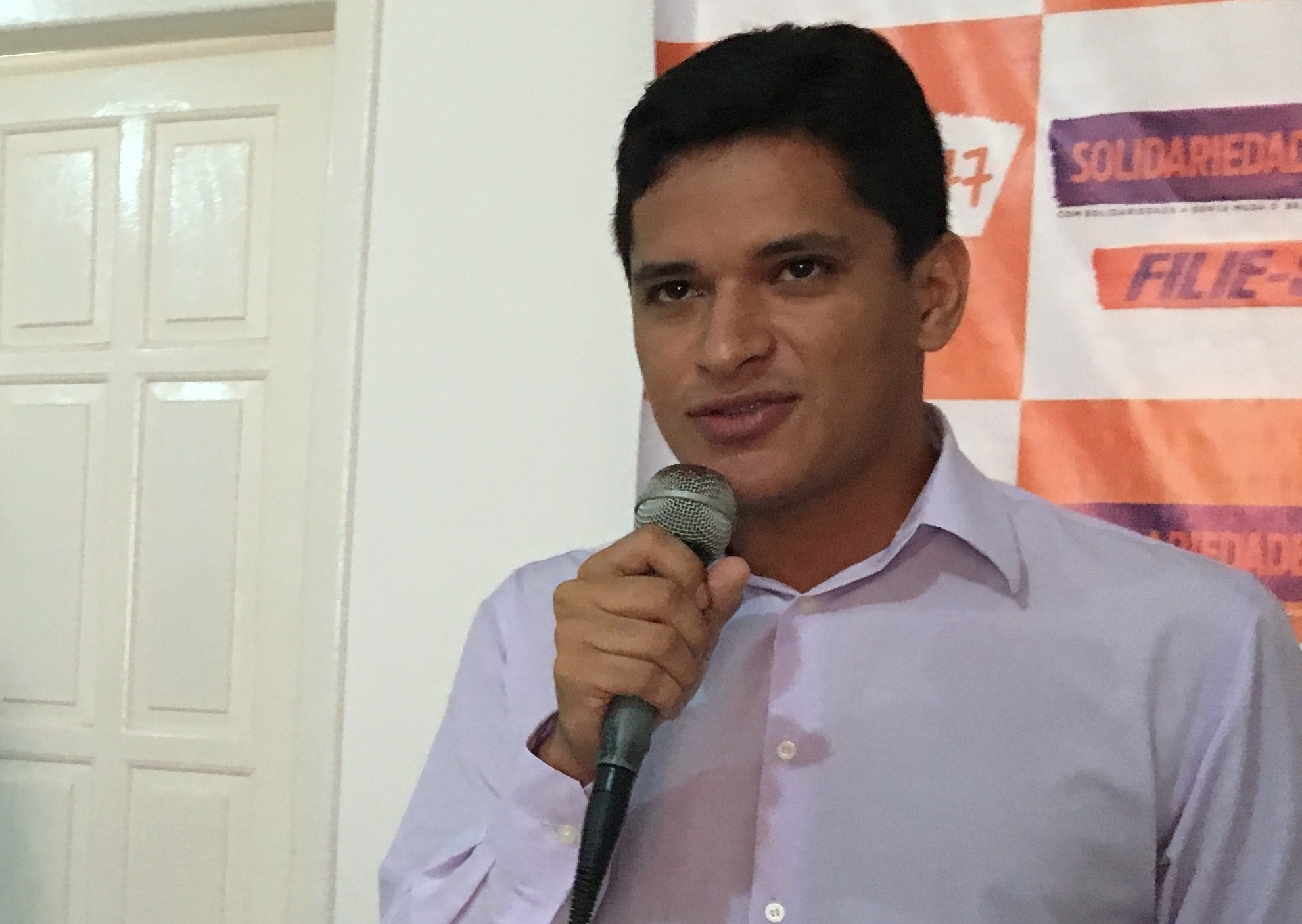 “O povo do Acre está fadigado de PT e dessa oposição”, diz Carlos Gomes à coluna do Evandro