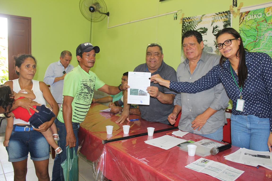 LUCIANA VIDEL, FLAVIANO MELO E MAZINHO SERAFIM NA ENTREGA DO TAUS AS FAMILIAS RIBEIRINHAS