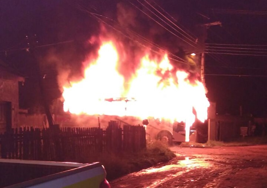 Ônibus é incendiado em Porto Acre e polícia investiga influência de facções criminosas