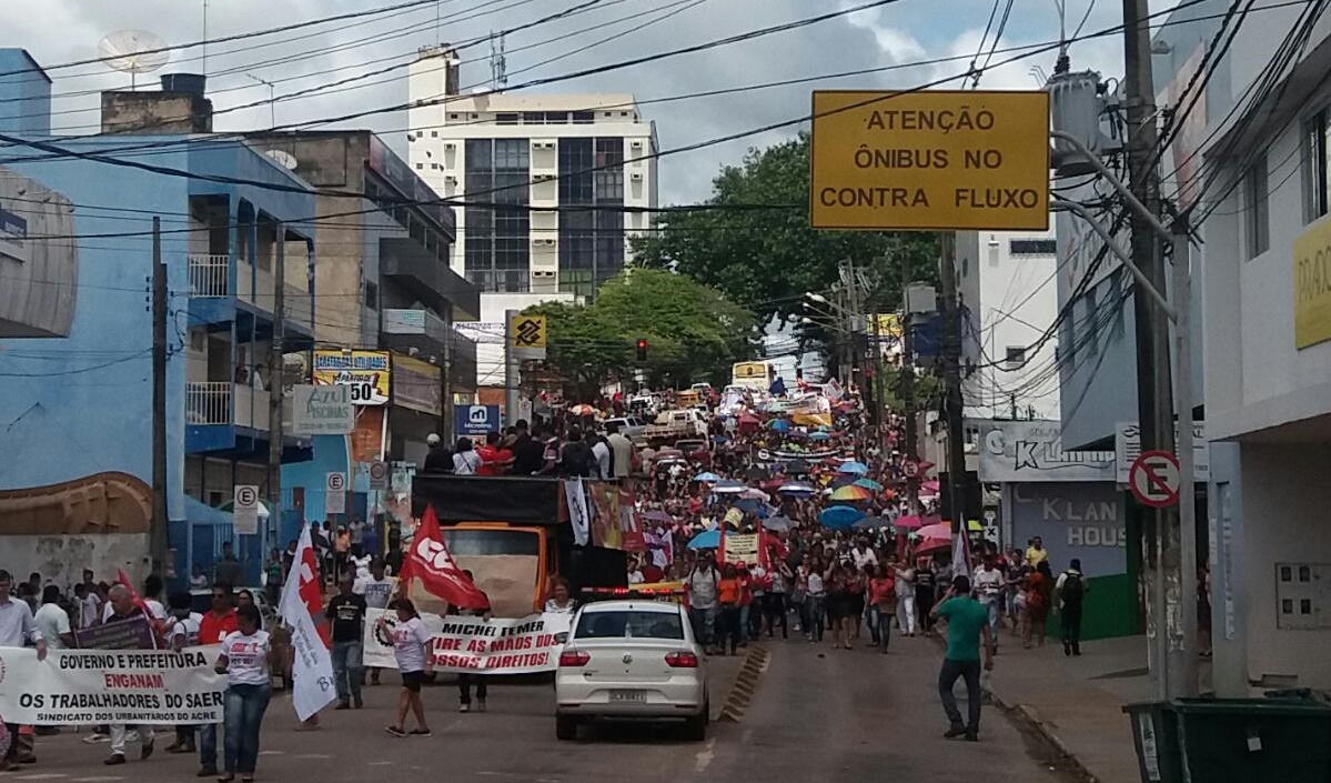 Protesto toma o centro de Rio Branco e RBTrans anuncia o fechamento do Terminal Urbano