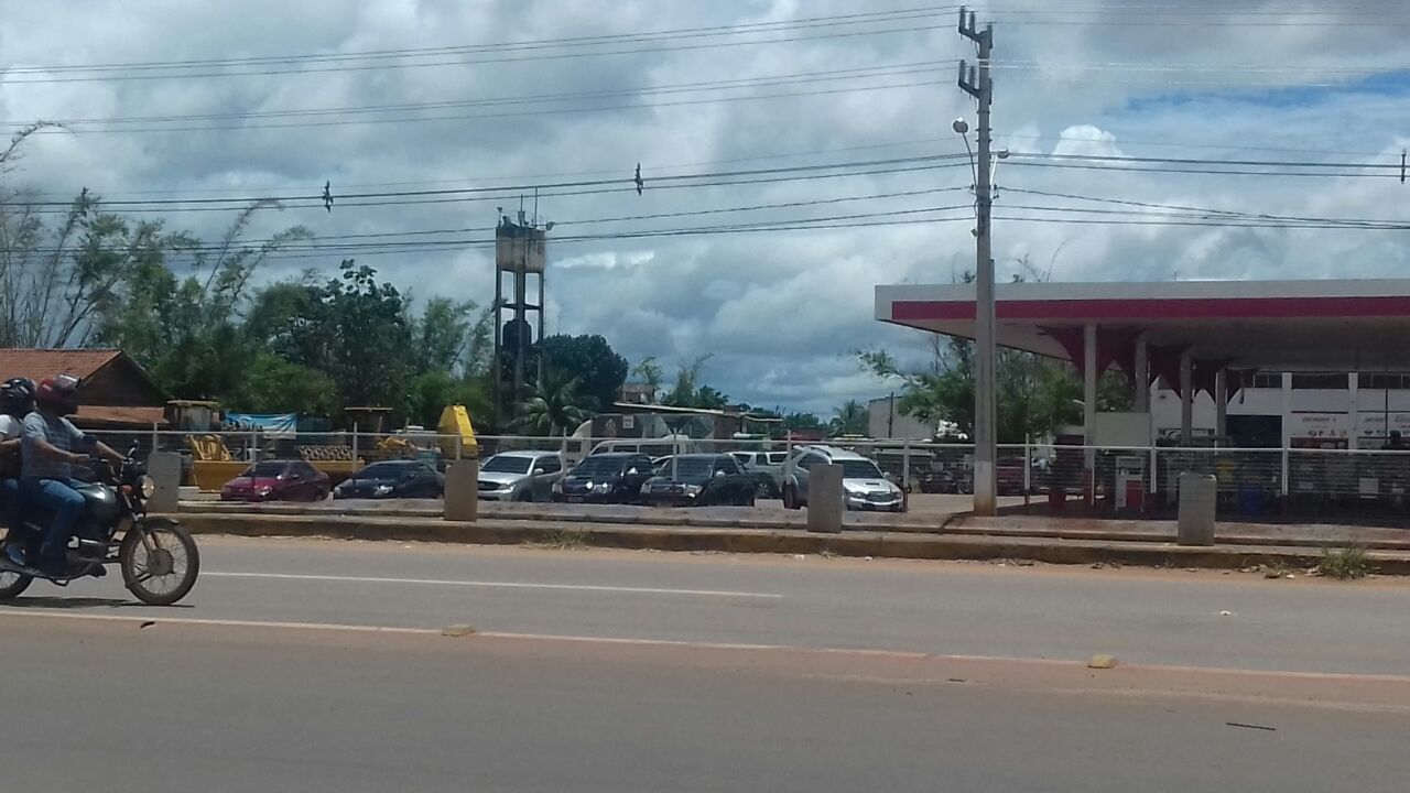 Senhor de 56 anos é atingido por cinco tiros enquanto passava em frente a uma churrascaria