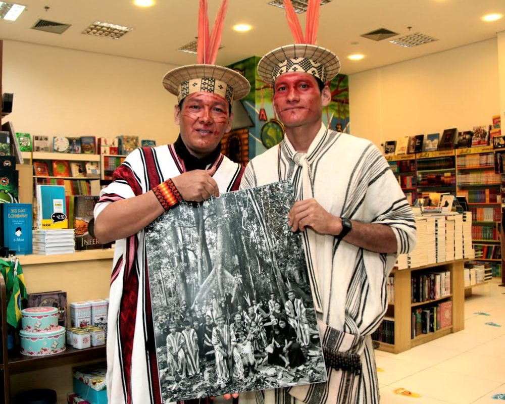 Calendário Ashaninka, com fotos de Sebastião Salgado, é lançado em Rio Branco
