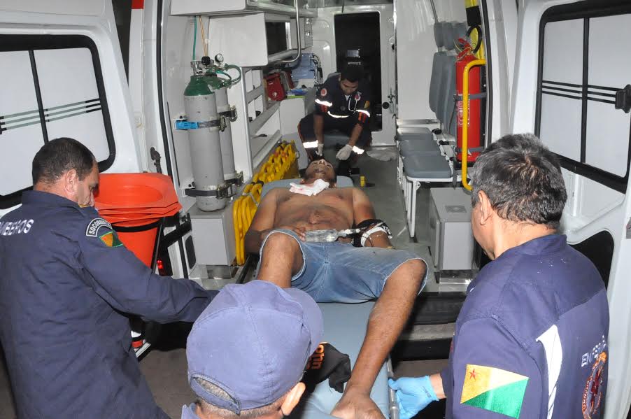 Dupla atira em borracheiro que ajudava a trocar pneu de carro; dono do veículo também leva tiro