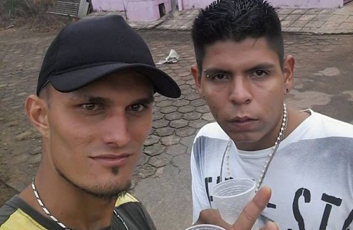 Homens fazem vídeos esvaziando pneu de viatura policial após serem presos; “Medo de polícia? Jamais!”